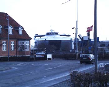 Katamaranfähre im Hafen Rönne